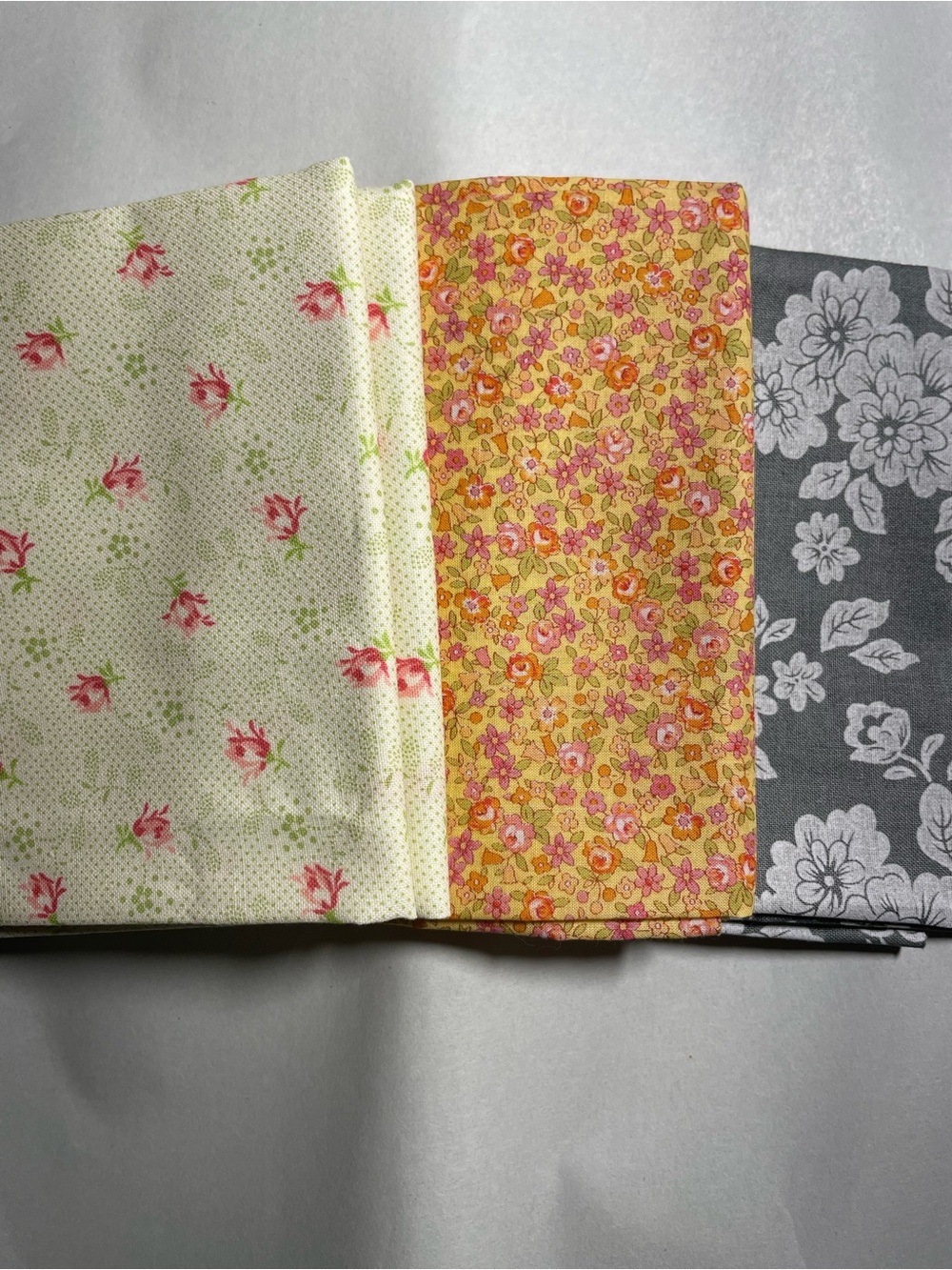 (3) 18x21" Fat Quarters Red Pink Floral Roses Pattern Cotton Fabric Quilting (G)